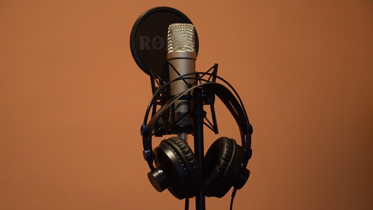 picture of a microphone made by rode and a headset