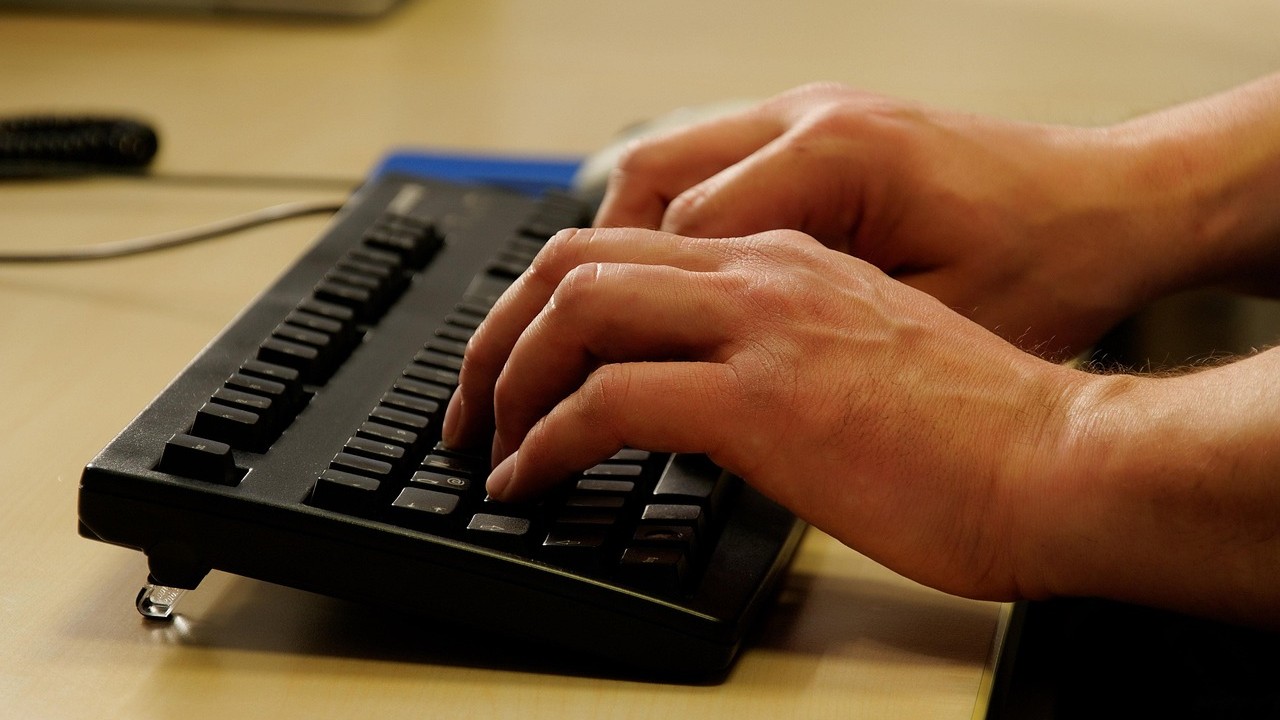 picture of hands tipping on a keyboard